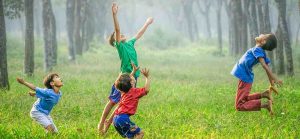 Niños jugando en el exterior