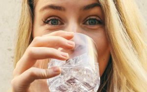 Mujer bebiendo agua