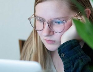 Chica con gafas azules - Unsplash