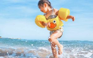 Niña jugando en el mar - Unsplash