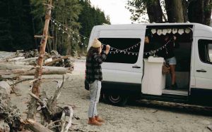 Pareja preparando el campamento - Pexels